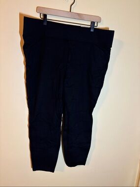 torrid Black Cropped Ponte Leggings “pixie pant”